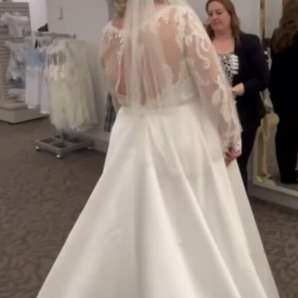 Brand New Oleg Cassini Wedding Dress - Picture 8 of 9